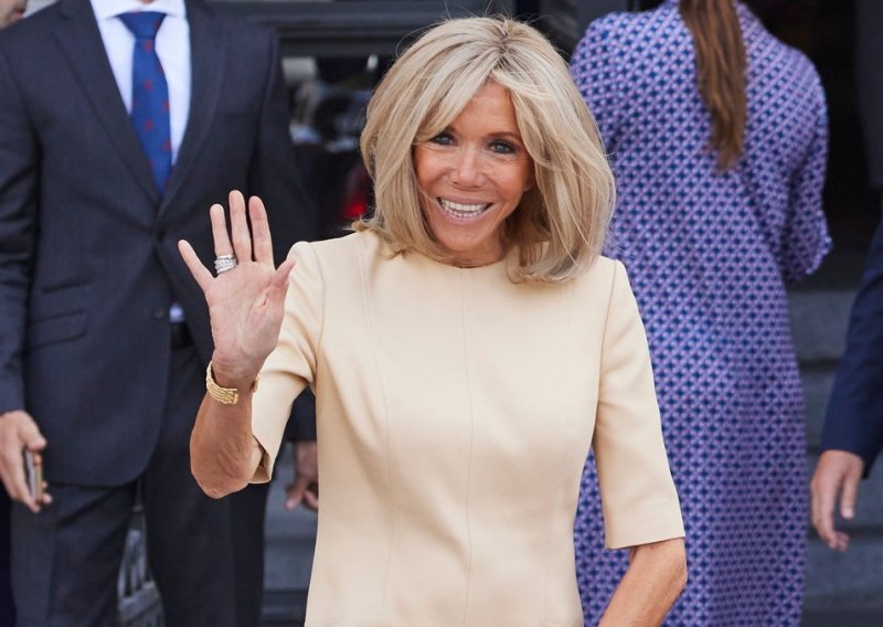 Jednostavnost je njezina formula: Brigitte Macron ne odustaje od svojih omiljenih haljina retro stila koje joj sjajno pristaju