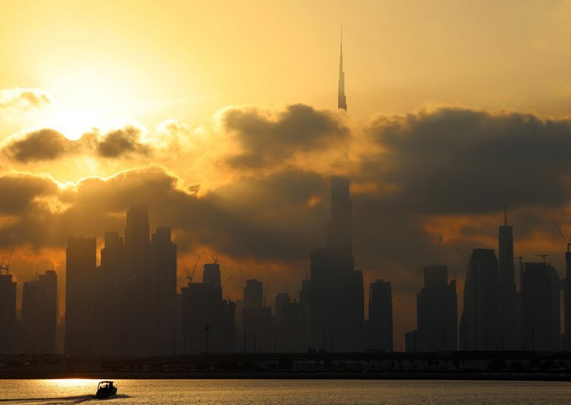 Burj Khalifa toliko je visok da vrijeme i klima izgledaju drukčije s njegova podnožja i vrha