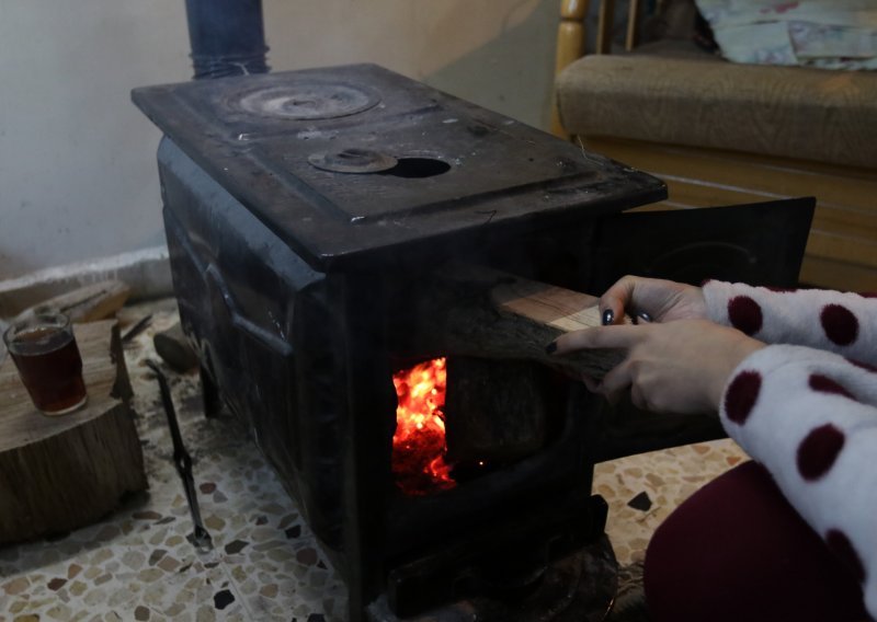 Jeste li znali da se svako drugo kućanstvo u Hrvatskoj grije na drvo? Smanjenje PDV-a u ovom trenutku ne znači im ništa