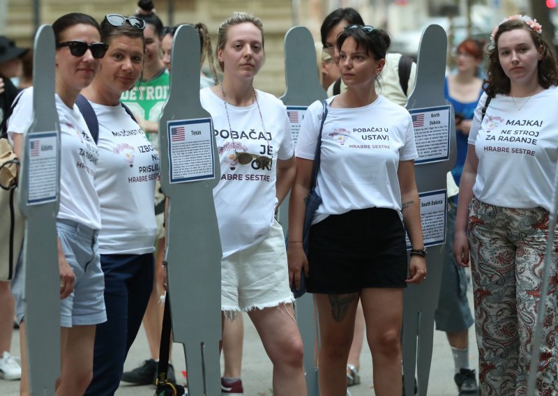 Na Zrinjevcu održan prosvjedni skup solidarnosti s građankama SAD-a u otporu ukidanju prava na pobačaj