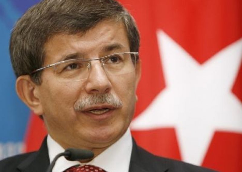 Davutoglu: Srušili smo dron, srušit ćemo i ruske zrakoplove