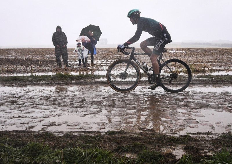 Težak sudar gledatelja i biciklista na Tour de Franceu ; Talijanu slomljen vratni kralježak, Austrijancu ključna kost