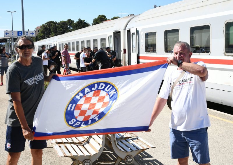 [FOTO] Bili vlak s Hajdukovim navijačima na putu je za Zagreb; policija intervenirala već u Splitu, jer bilo je nedozvoljenih sredstava