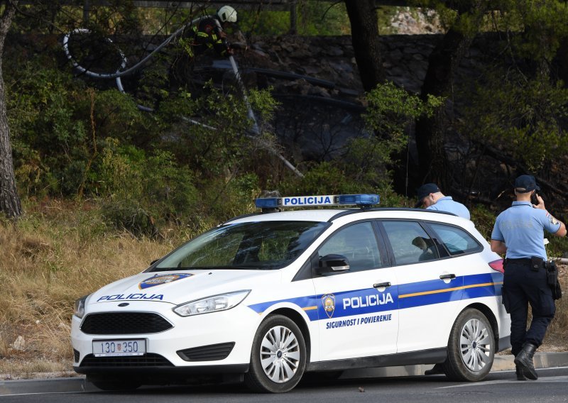 Muškarac kod Rovinja dobio 45 dana zatvora jer vozi pod zabranom, a na mjesto događaja stigao pijani vlasnik vozila, i on je uhićen