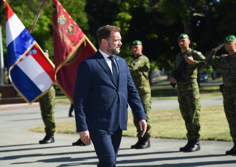 Banožić najavio opremanje teške pješačke bojne Bradleyima