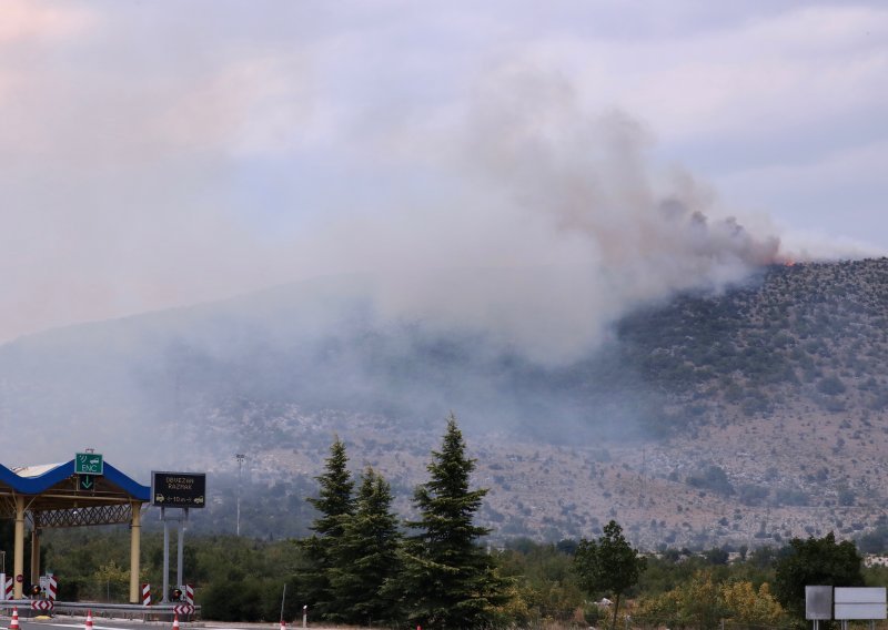 Požar kod Dugopolja ugašen, kod Muća lokaliziran