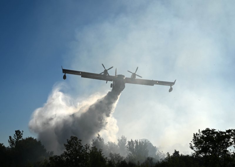 Buknuo požar kod Lećevice, gori blizu kuća