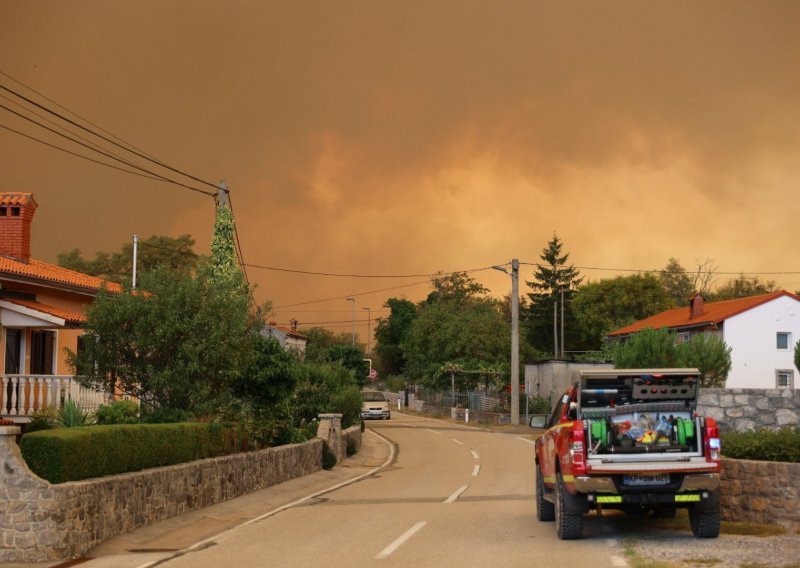 [FOTO/VIDEO] Požar kakav Slovenija ne pamti: Evakuirana sela, u pomoć stigli hrvatski vatrogasci i jedan kanader