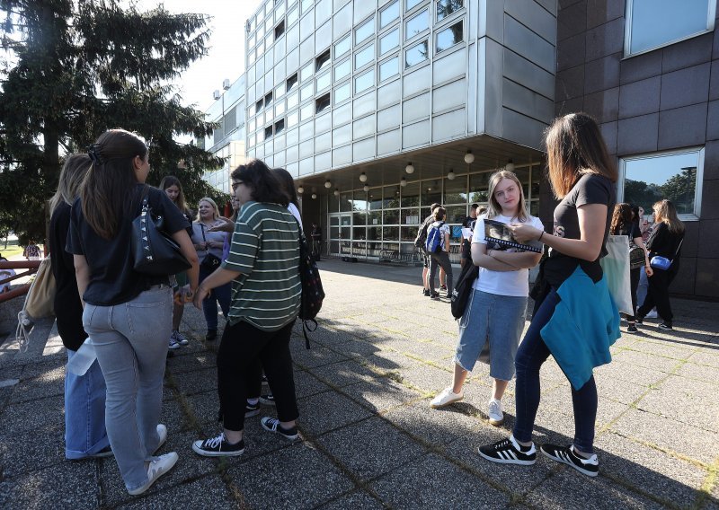 Cura se potpisala na ispit i upala u pakleni labirint. A znate li da je u Hrvatskoj 624 maturanta predalo prazan ispit i - prošlo!?