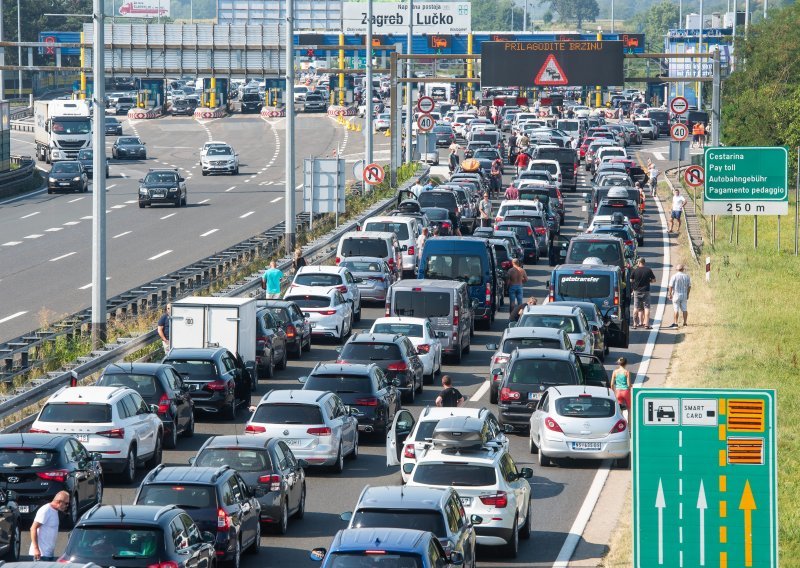 Opet posvuda gužve: Kolona u pokretu od Karlovca gotovo do Rijeke, prometne nesreće...