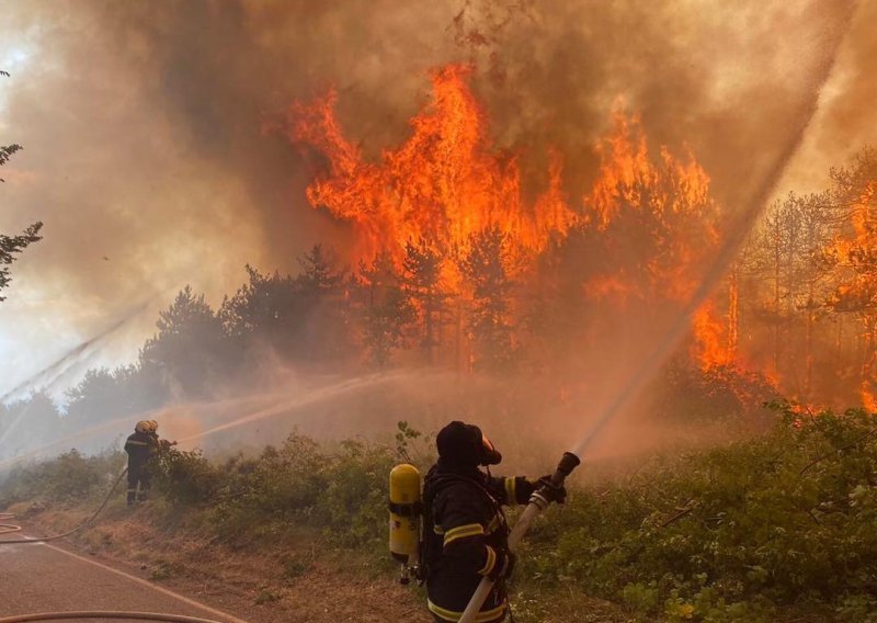 [FOTO] Iscrpljeni vatrogasci na Krasu objavili fotografije borbe s požarom: Vatra se približila kućama, objavljene satelitske snimke vatrene stihije