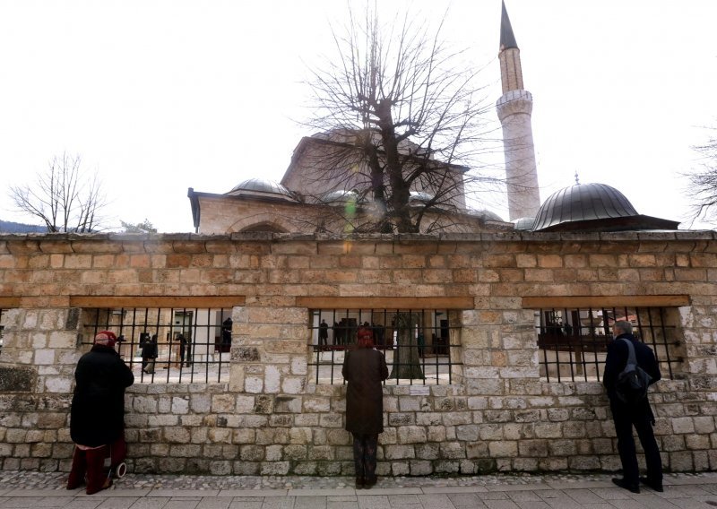 Bijes u Sarajevu: Islamska zajednica pritišće Schmidta zbog izbornog zakona, Milanovića napali da ponižava muslimane