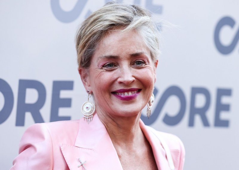 Zahvalna na svim nesavršenostima: Sharon Stone u sedmom desetljeću života ostavila sve bez riječi fotografijom u toplesu