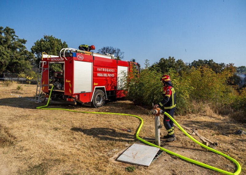 Buknuo požar na Mosoru iznad Omiša, gasi 50-ak vatrogasaca uz pomoć kanadera