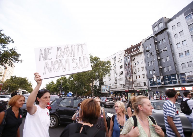 Novi prosvjed protiv gradske vlasti u Novome Sadu, kamenovane prostorije SNS-a