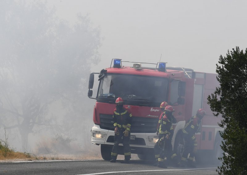 Lokaliziran požar na Braču