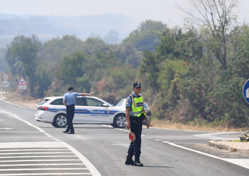 Oko Sinja traje potjera za muškarcem koji je napao policiju, morali su pucati