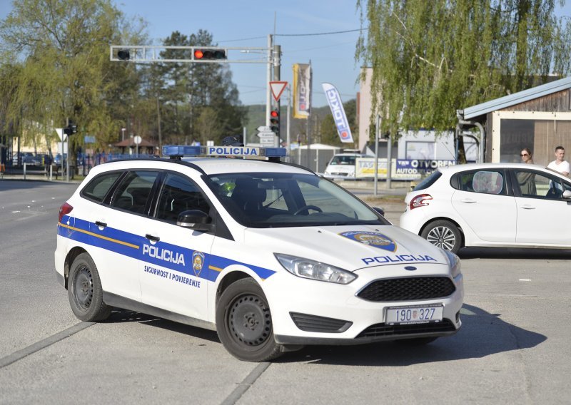 Komunalni djelatnik u Kaštel Novom pao s vozila i teško se ozlijedio, ugrožen mu je život