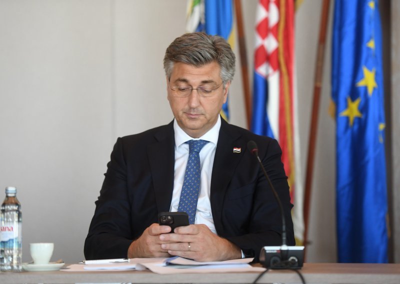 Plenković: 'Nedolazak ministara na današnji prijem je nebitna tema. Postoji predsjednik koji ne čestita svom narodu Dan državnosti'