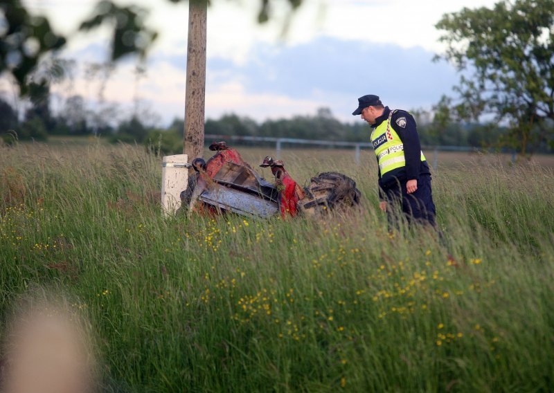 Muškarac sajlom u šumi izvlačio balvane pa na njega pao traktor, preminuo je