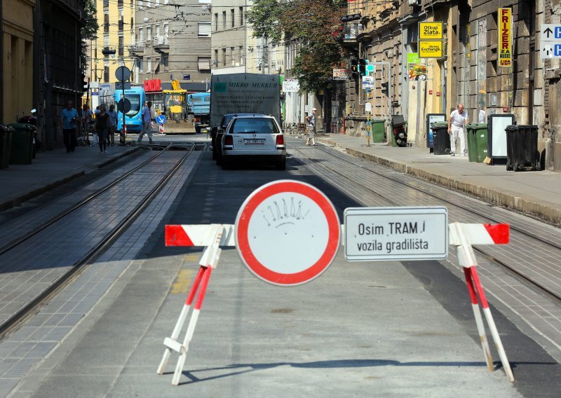 Biciklist preminuo na licu mjesta, izgubio kontrolu i pao nakon što mu je kotač upao u utor tramvajske tračnice