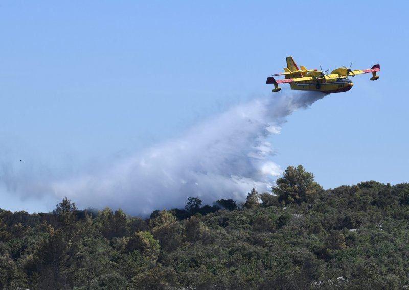 Vatrogascima u gašenju požara u Parku prirode Telašćica pomažu kanader i Air tractor