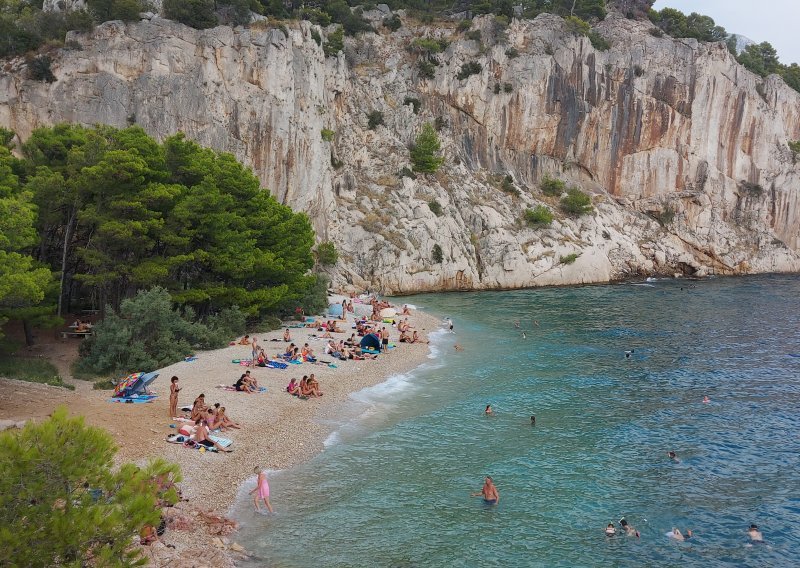 Turisti skraćivali put do čuvene plaže Nugal u Makarskoj pa zaglavili na litici