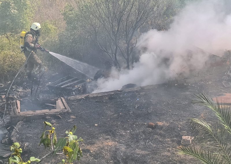 [FOTO] Brzom akcijom vatrogasaca ugašen požar u Splitu, gorjelo je na Mertojaku