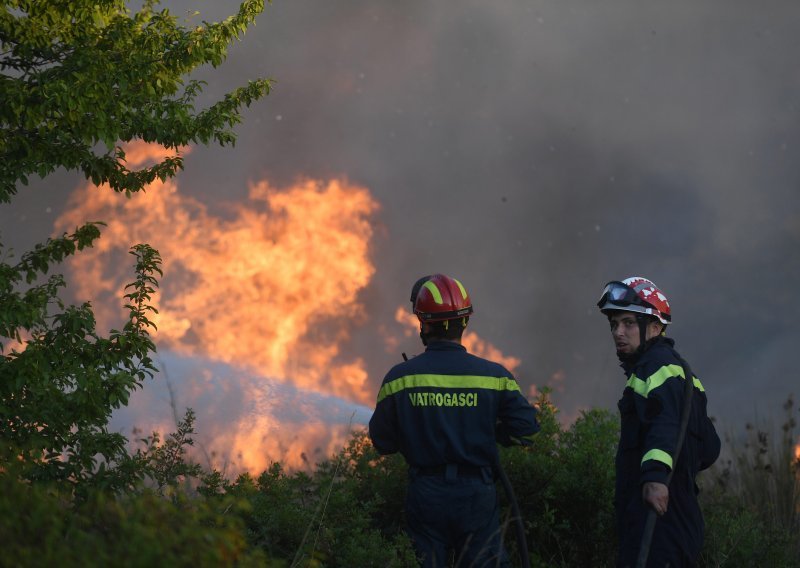 [FOTO/VIDEO] Izbio požar kod zadarske trajektne luke, objekti zasad nisu ugroženi