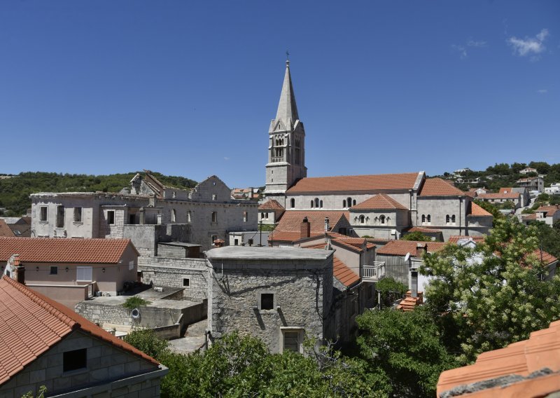 Uskoro pjesnički festival 'Odvalimo se poezijom' u Bolu na Braču