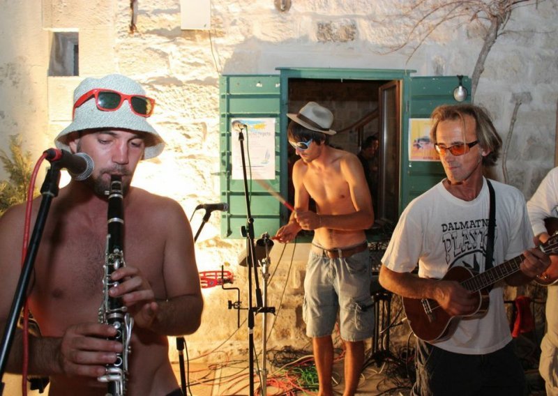 Ljetno kino, Tovareća mužika & Fish Factory u klubu Sax!