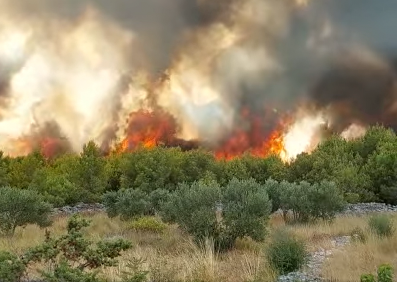 [FOTO/VIDEO] Požar kod Šibenika pod nadzorom: Nema otvorene vatre koja je izvan kontrole, na požarištu tri Air Tractora