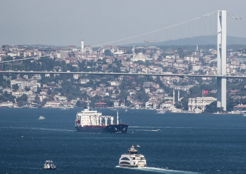 Tanker s ukrajinskim žitom se zbog kvara kormila nasukao, promet Bosporom je bio u potpunosti zaustavljen