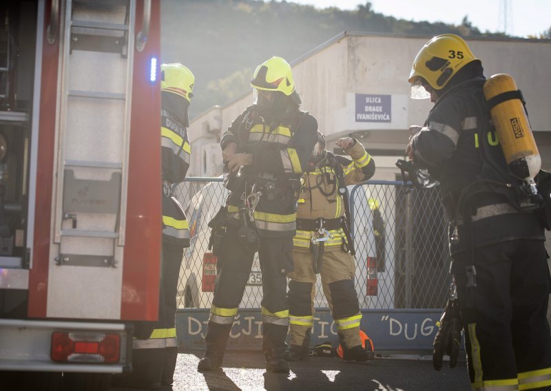 U eksploziji plinskog spremnika na vozilu ozlijeđen vatrogasac