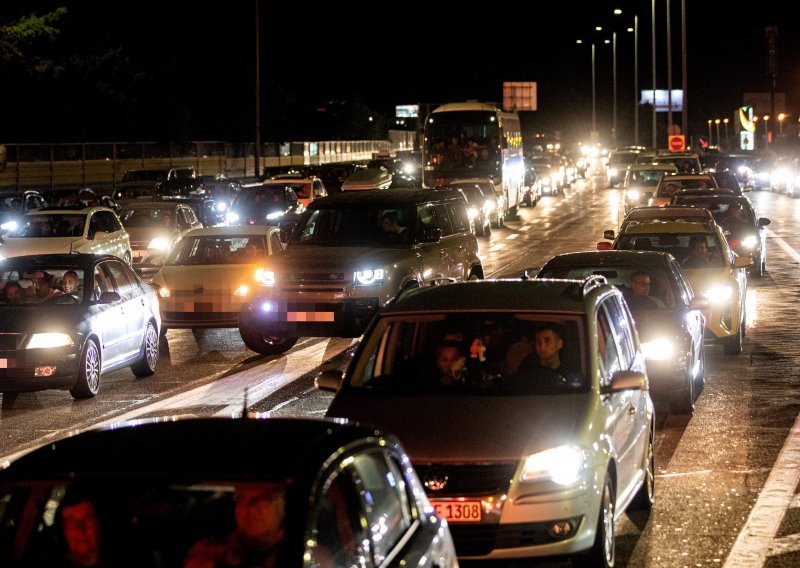 Kod naplatne postaje Demerje se zapalio auto, promet preusmjeren pa je na Lučkom kolona