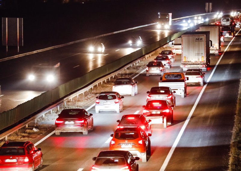 Srna usporila promet na autocesti kod Brinja; jednim trakom vozi se u smjeru Goričana