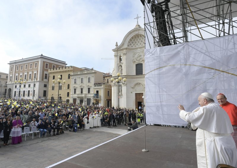 Papa Franjo u L'aquili: Pape koji odstupe ponizni su