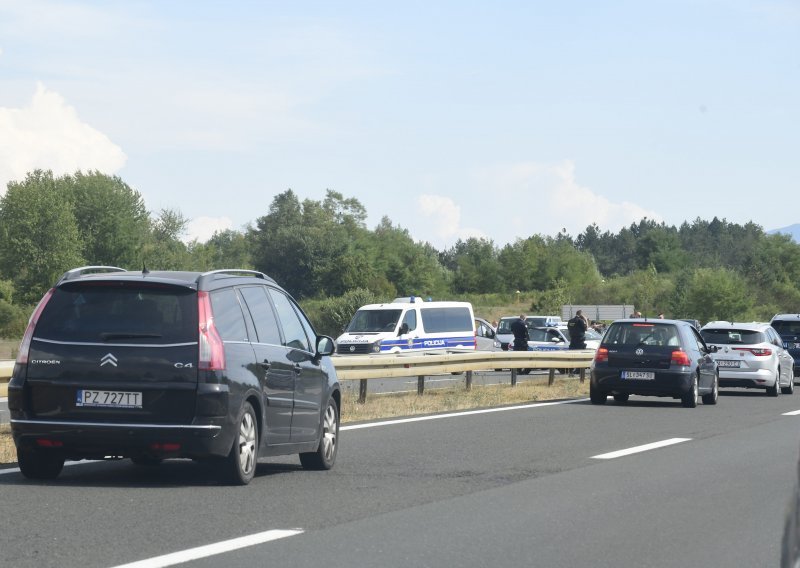 Vozilo u suprotnom smjeru na autocesti A1 između Demerja i Lučkog