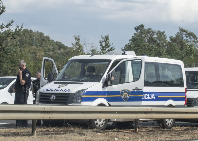 Zbog prometne nesreće, vozi se jednom trakom između Babine Grede i Velike Kopanice