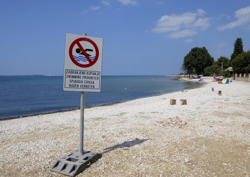 More na plaži Ispod zidina na Korčuli zagađeno fekalijama