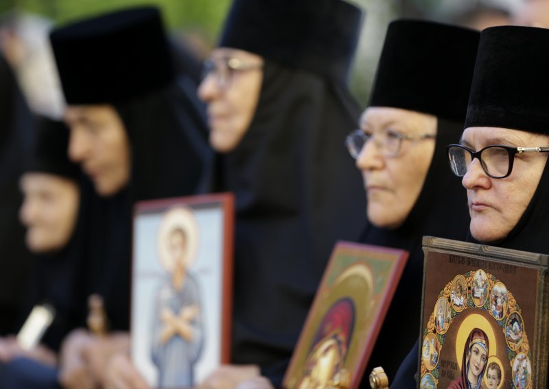 Žestoki prosvjed desničara i crkvenih aktivista protiv povorke ponosa u Beogradu, obratio se i Porfirije