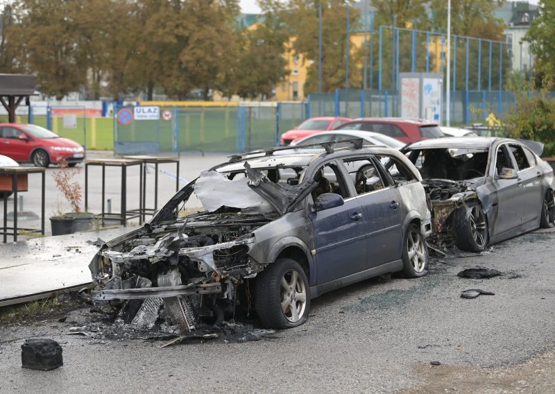 [VIDEO/FOTO] U zagrebačkom Vrapču dva automobila izgorjela tijekom noći