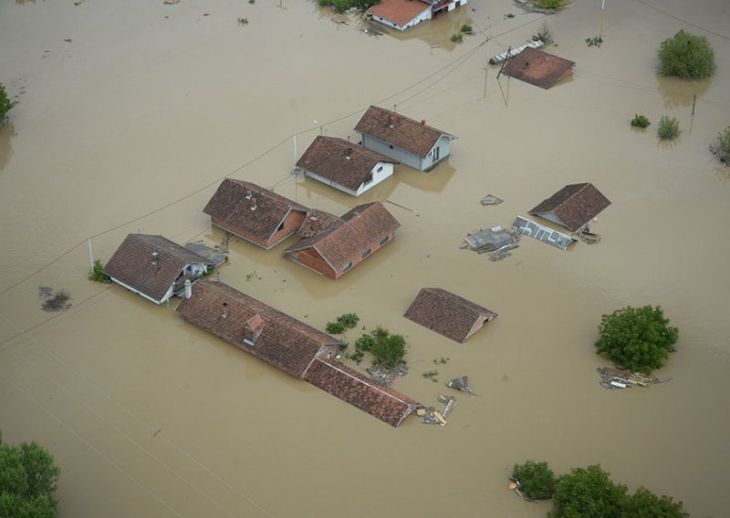 Val ide dalje Savom, neki odbijaju evakuaciju