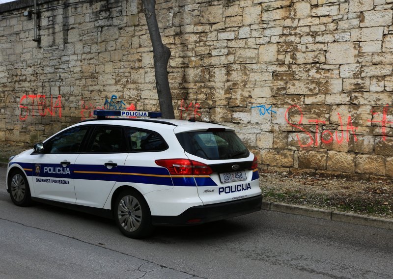 Spotaknuo se izlazeći iz kafića, pao pod prikolicu kamiona i poginuo