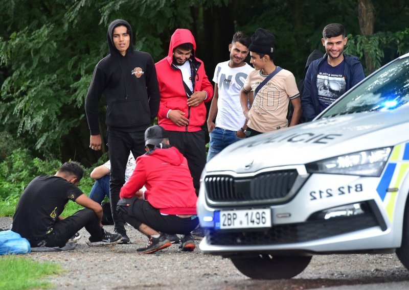 Slovačka negoduje zbog pojačanih graničnih kontrola koje je Češka uvela zbog migranata: Kamioni kasne više sati, vozači su bijesni