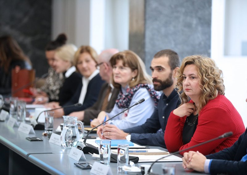 Vlada i sindikati javnih službi razmijenili ponude i zahtjeve za rastom plaća