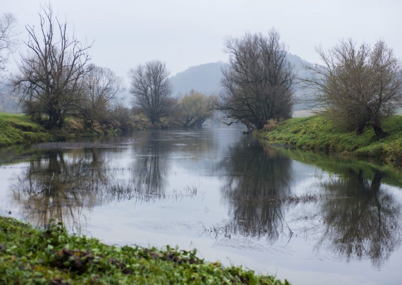 U Ogulinu raste vodostaj Dobre, grad se priprema za obranu od poplave