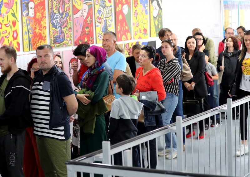 Niz nepravilnosti na izborima u BiH: Unaprijed popunjeni listići, birači 'oslijepili' preko noći, promatrač dobio šakom u glavu...