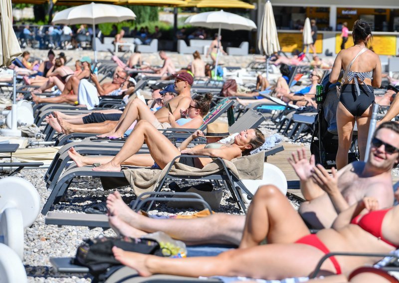 Bablje ljeto nam se vratilo: Pogledajte gužvu na dubrovačkoj plaži Lapad