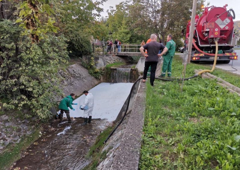 [FOTO/VIDEO] Potok u zagrebačkom Vrapču pun pjene i mrtvih riba, na terenu policija i inspekcija